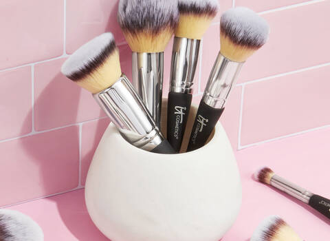 IT Cosmetics guide to how long makeup brushes last.