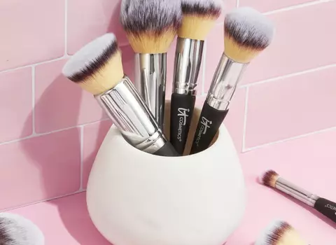IT Cosmetics guide to how long makeup brushes last.