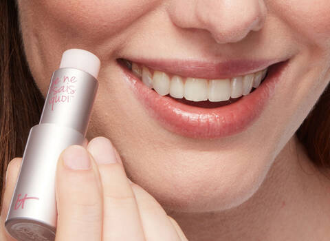 what causes dry lips