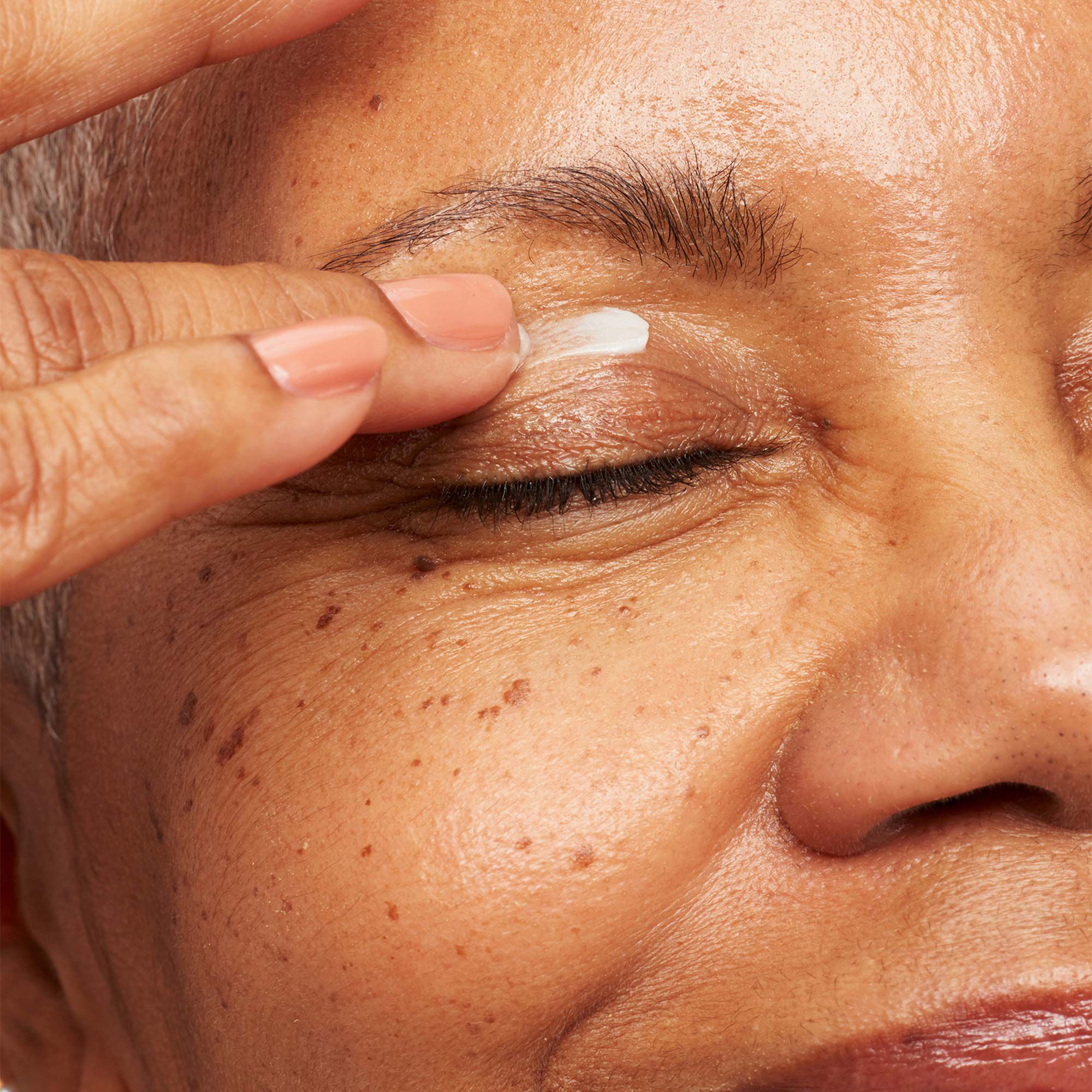 Can You Apply an Eye Cream to Dry Eyelids IT Cosmetics