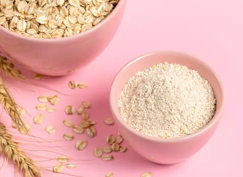 A photo of oats and ground oats for skin.