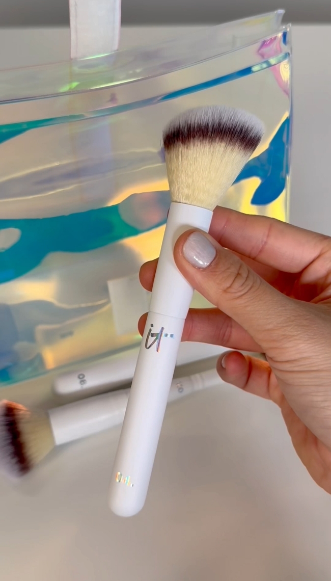 IT COSMETICS ファンデーションブラシ 透明ケース入り Unwrap Your Creativity Makeup Brush Set + Makeup Case | IT Cosmetics
